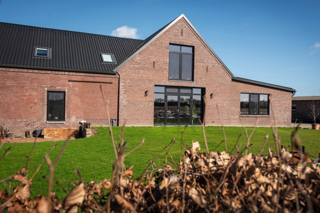 Ger en Cris bouwden deze varkensstal in Broekhuizenvorst zelf om tot een levensloopbestendige woning
